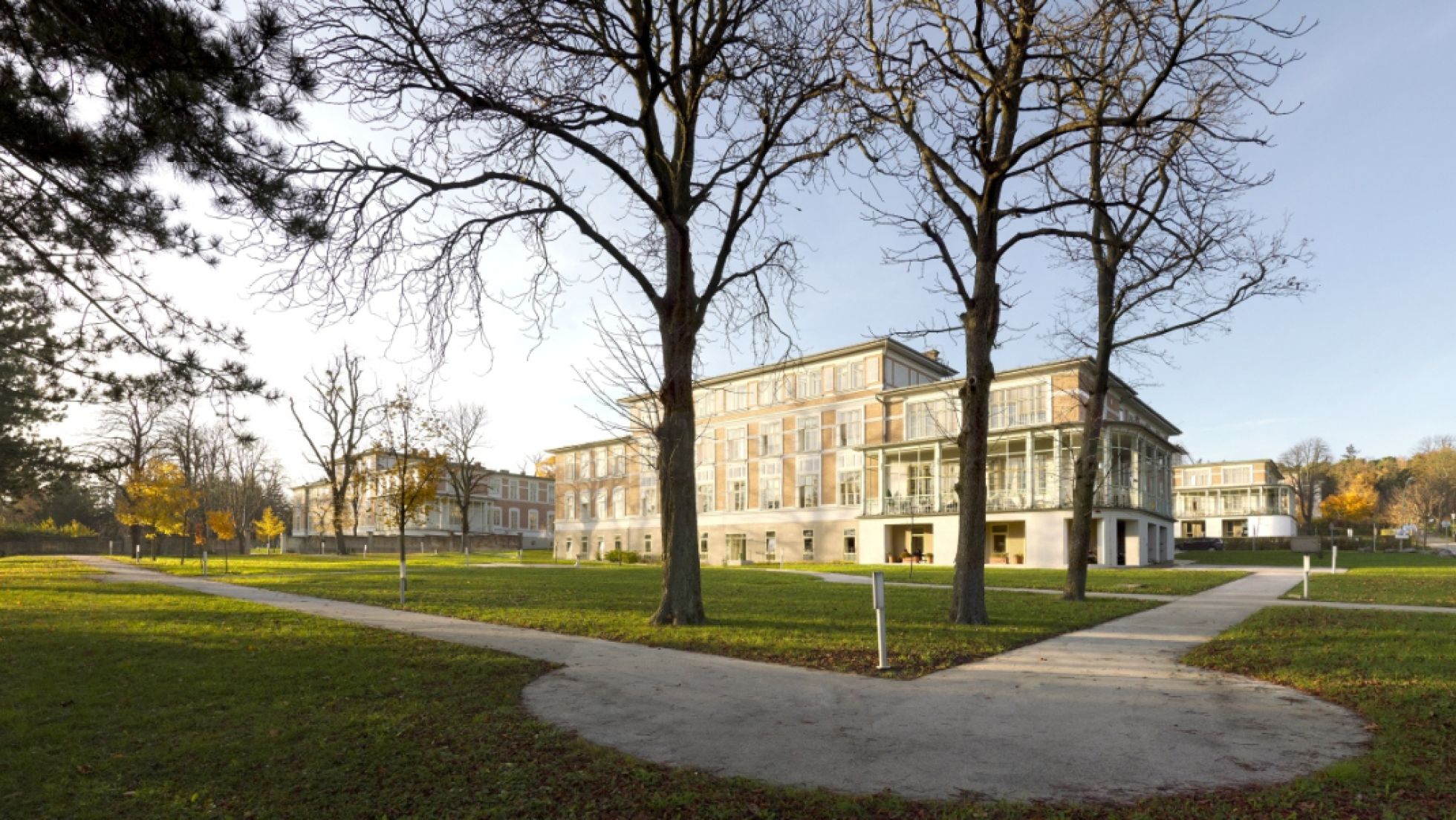 copyright: Gisela Erlacher Gebäude davor große Parkfläche