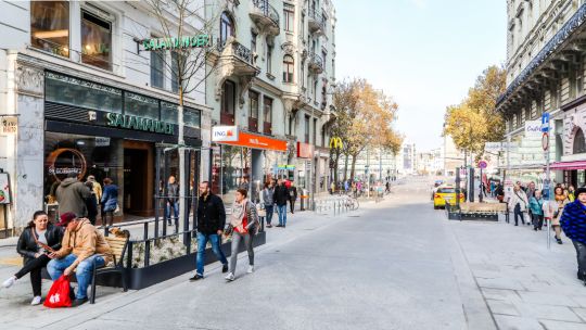 Neu gestaltete Begegnungszone mit Geschäftslokalen