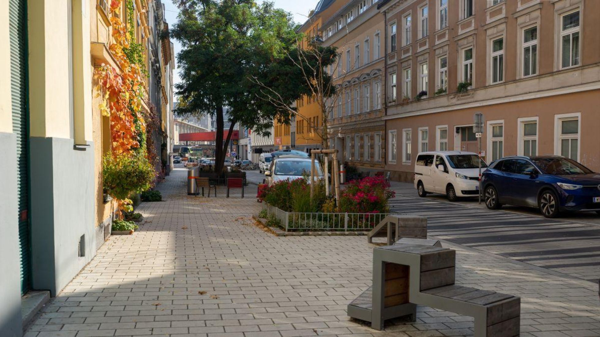 copyright: Clara Maria Fickl Gasse mit begrünter Fassade