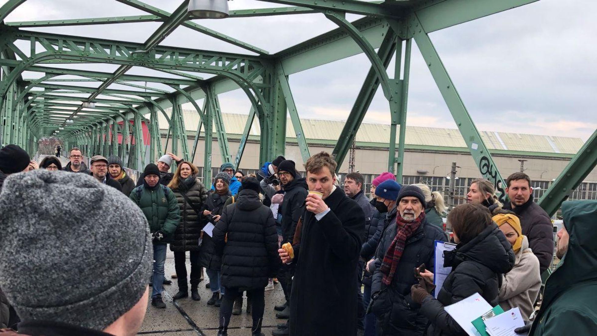 copyright: Stadt Wien Bürger*innen auf Brücke