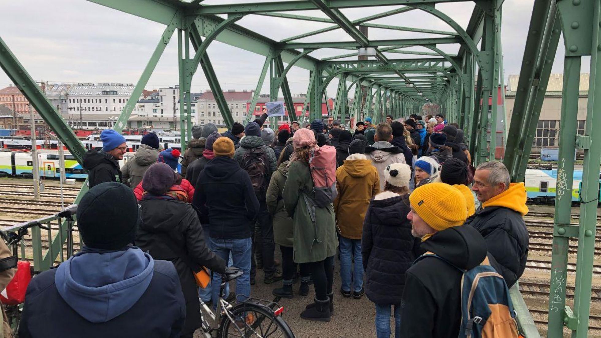 Bürger*innen auf Brücke