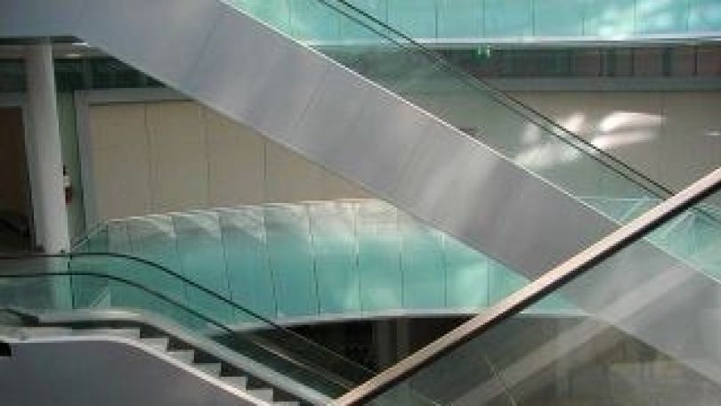 copyright: J. Kacetl sich kreuzende Rolltreppen