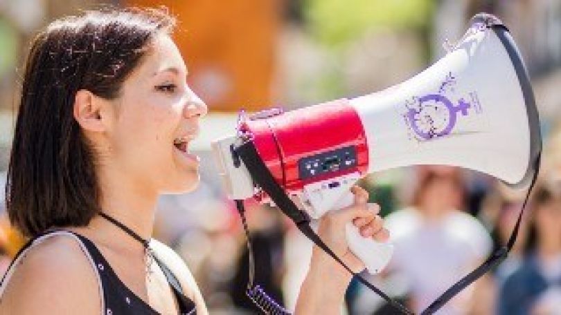 copyright: MA 24 Junge Frau spricht in Megaphon