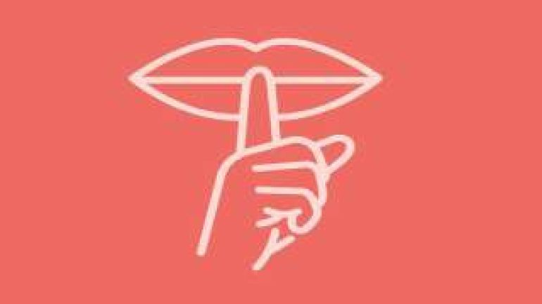 copyright: Stadt Wien - Strategische Gesundheitsversorgung Symbolisch dargestellt: Zeigefinger auf geschlossenen Lippen auf rotem Hintergrund