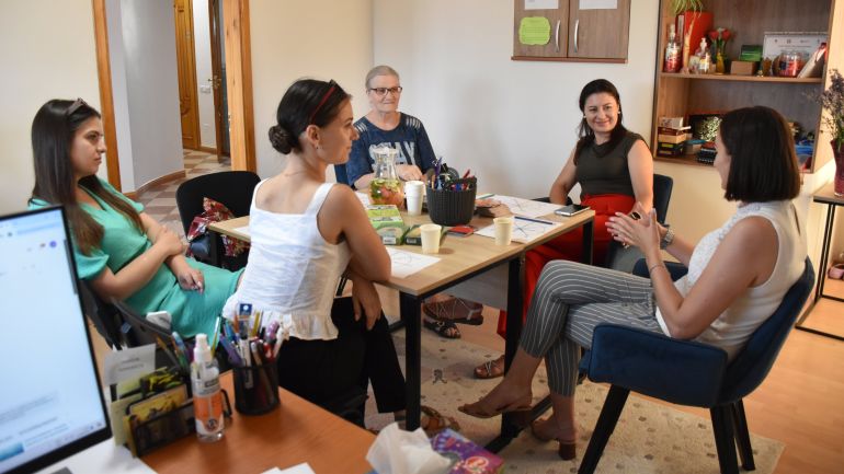 copyright: Diakonia Moldova 5 Frauen sitzen an einem Tisch und unterhalten sich