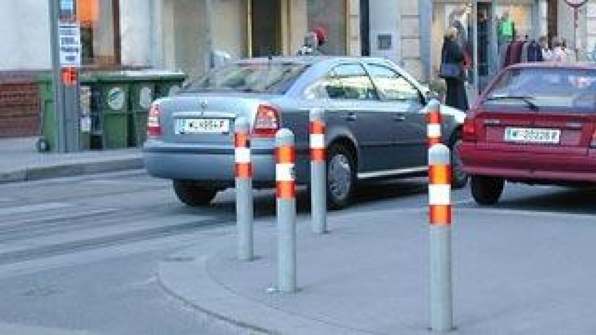 copyright: MA 46 Poller mit rot-weiß-roter Banderole