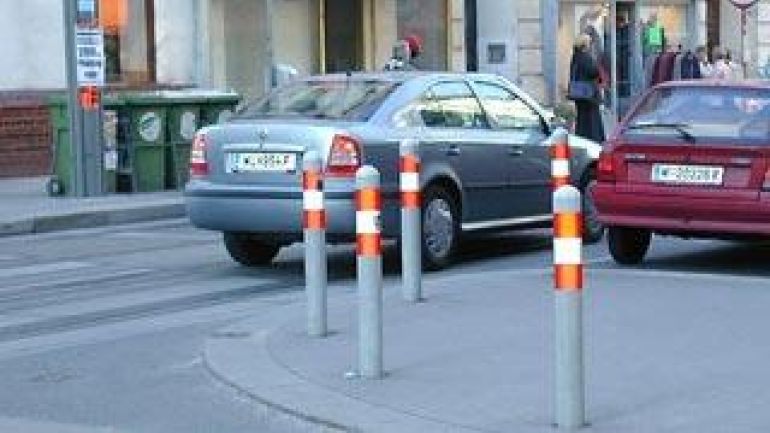 copyright: MA 46 Poller mit rot-weiß-roter Banderole