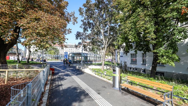 copyright: MA 28/Christian Fürthner Gehweg mit taktilen Leithilfen