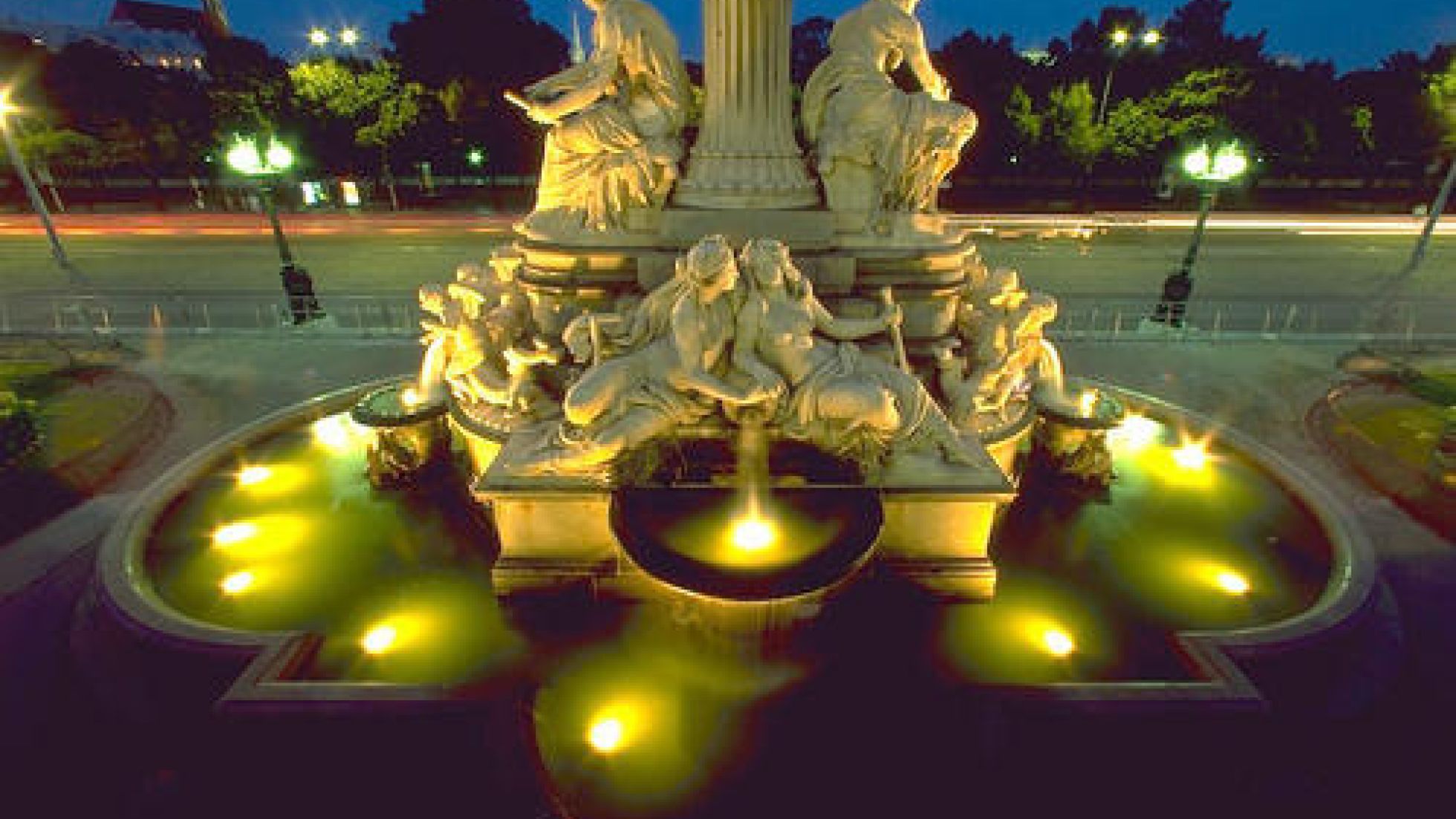 copyright: MA 31 - Lammerhuber Beleuchteter Brunnen vor dem Parlament bei Nacht