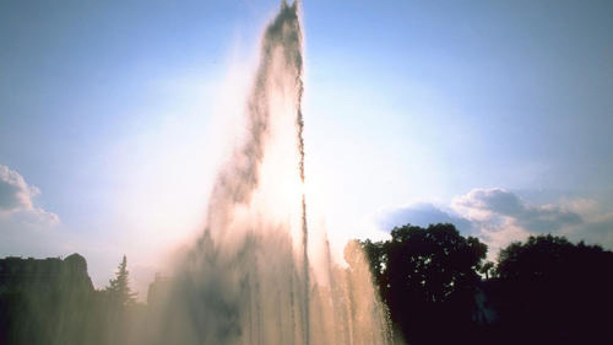 copyright: MA 31 - Lammerhuber Die Fontäne des Hochstrahlbrunnens Schwarzenbergplatz