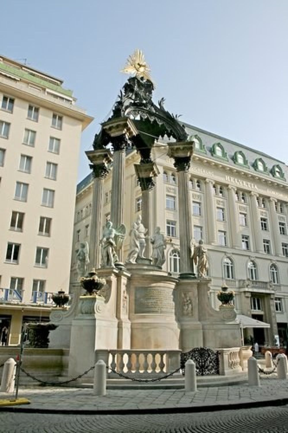 <p>Vermählungsbrunnen</p> Brunnen mit vier Säulen