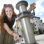 copyright: Wiener Wasser/Zinner Eine Frau pumpt Wasser aus einem öffentlichen Trinkbrunnen und hält ihre Hand unter den Wasserstrahl.