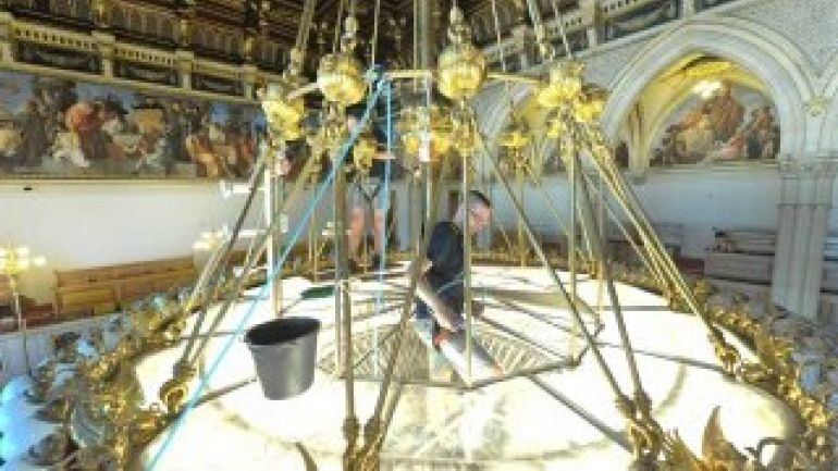 copyright: W. Schaub-Walzer PID Arbeiten am Luster im Gemeinderatssitzungssaal