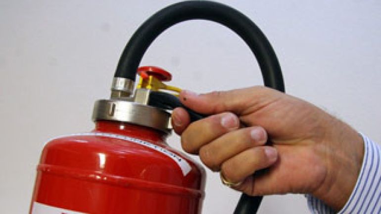 copyright: w24 - Jacqueline Kacetl Eine Hand am Ventil eines Feuerlöschers