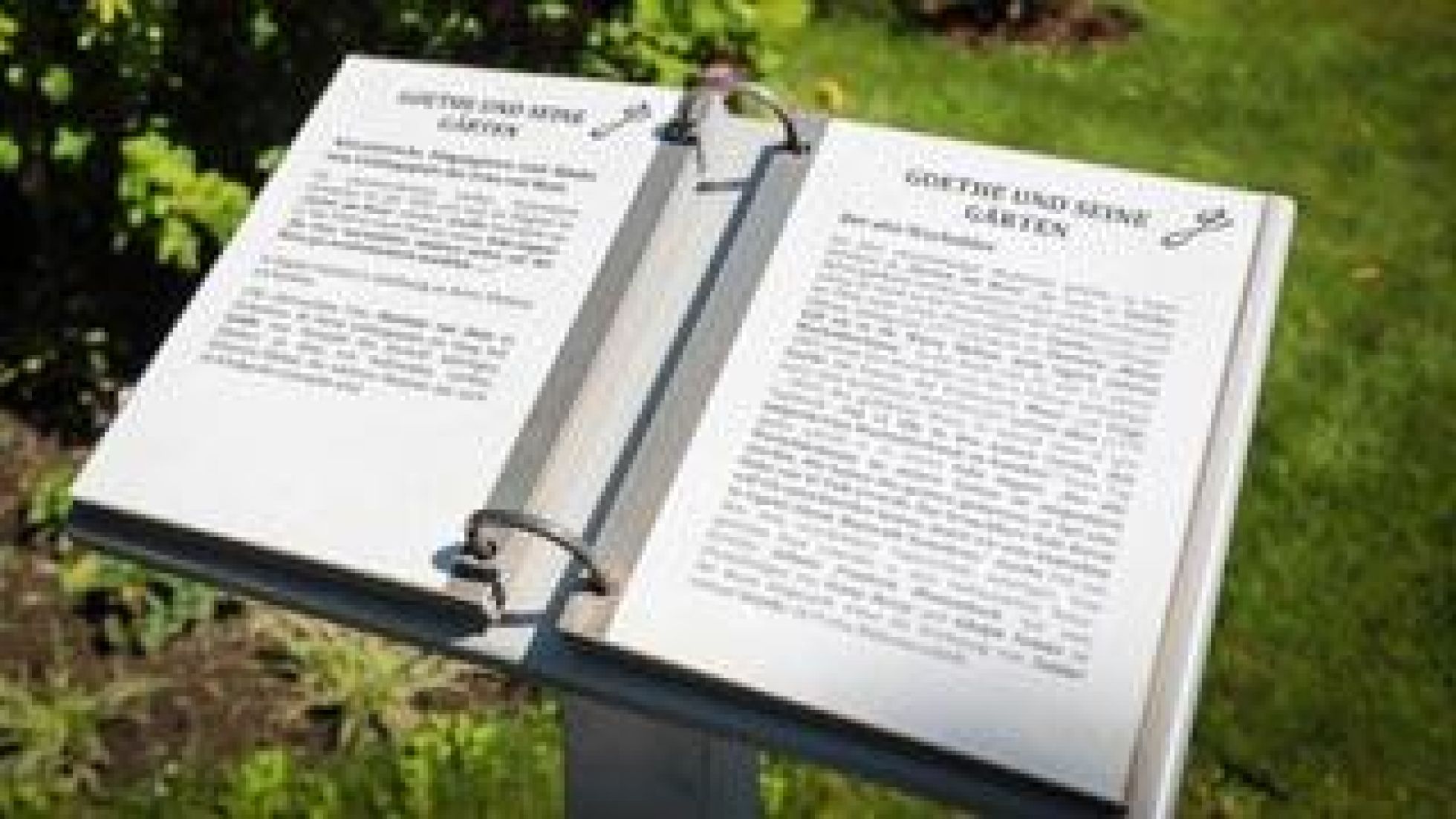 copyright: Wiener Stadtgärten/Fürthner Infotafel in Form eines aufgeschlagenen Buchs