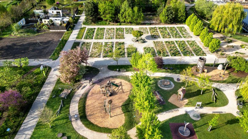 copyright: Wiener Stadtgärten / Zeppelzauer Blumengärten von oben mit akkurat angeordneten Beeten und einem Kinderspielplatz.