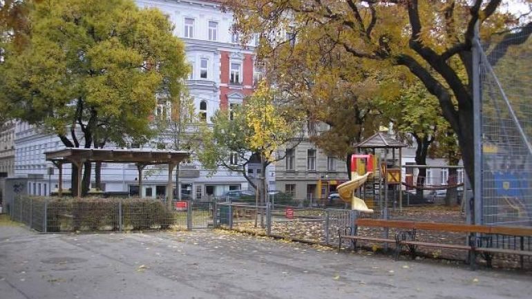 copyright: MA42 Spielplatz mit diversen Spielgeräten
