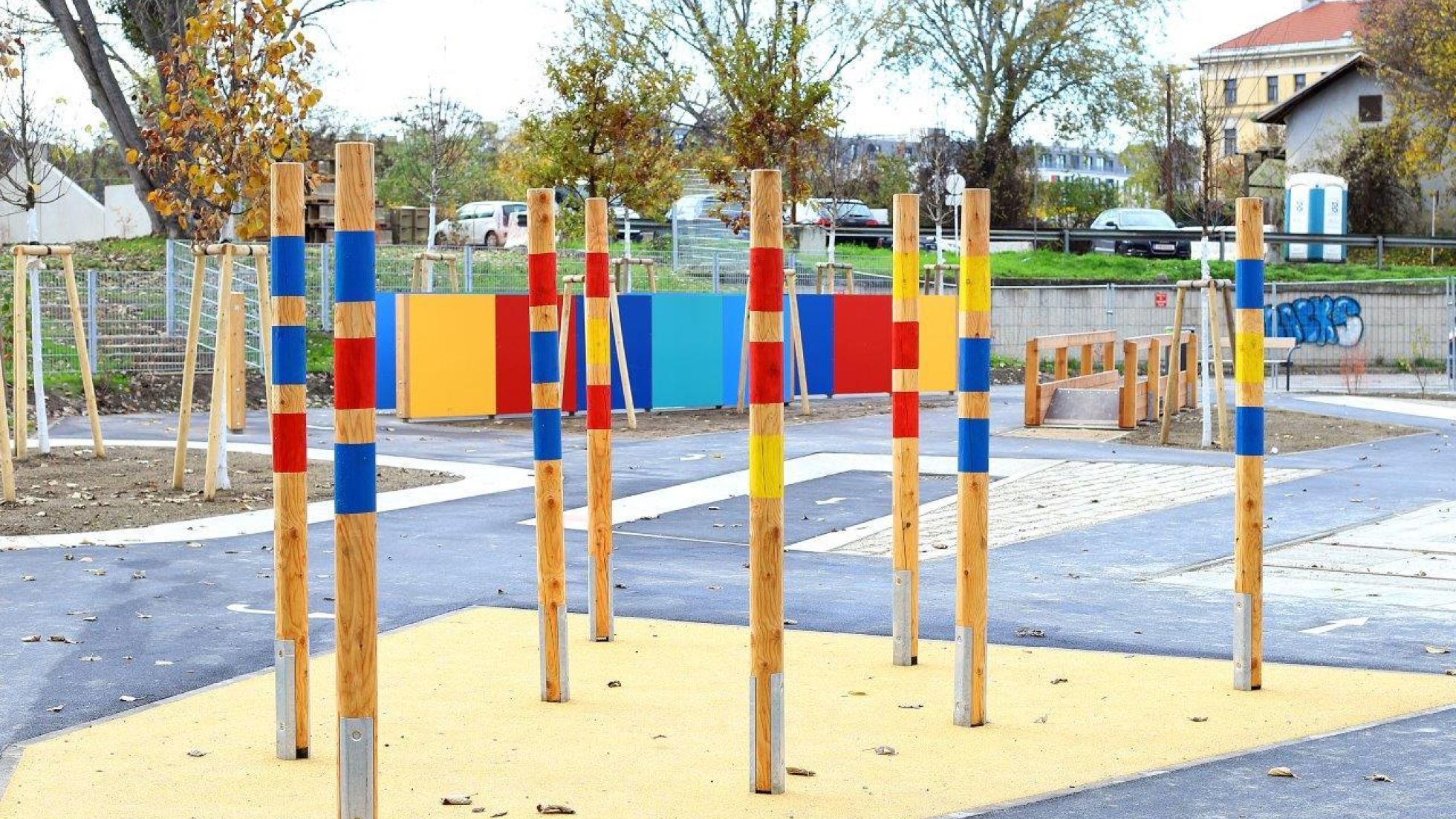 copyright: PID/Votava Parcours von Slalomstangen auf einem Fahrradspielplatz