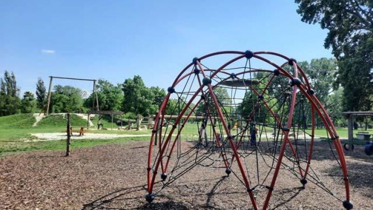 copyright: Wiener Stadtgärten Klettergerüst auf einem Spielplatz