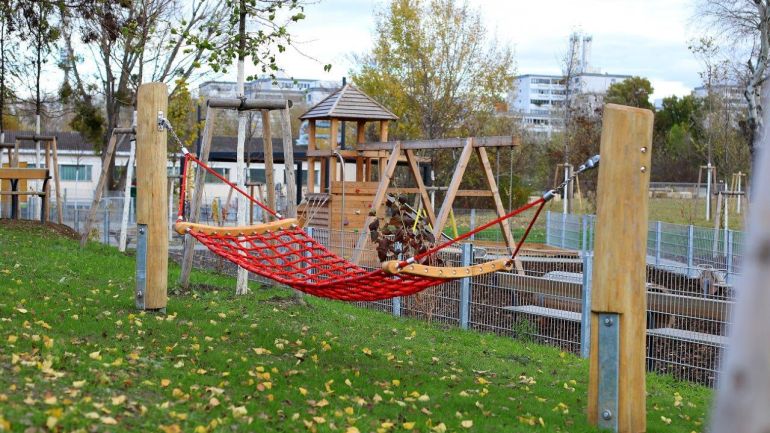 copyright: PID/Votava Hängematte auf einem Spielplatz