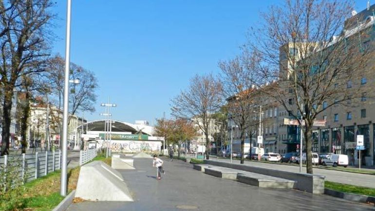copyright: wh-d/Gregor Tischberger Skatepark, asphaltierte Fläche mit Betonelementen