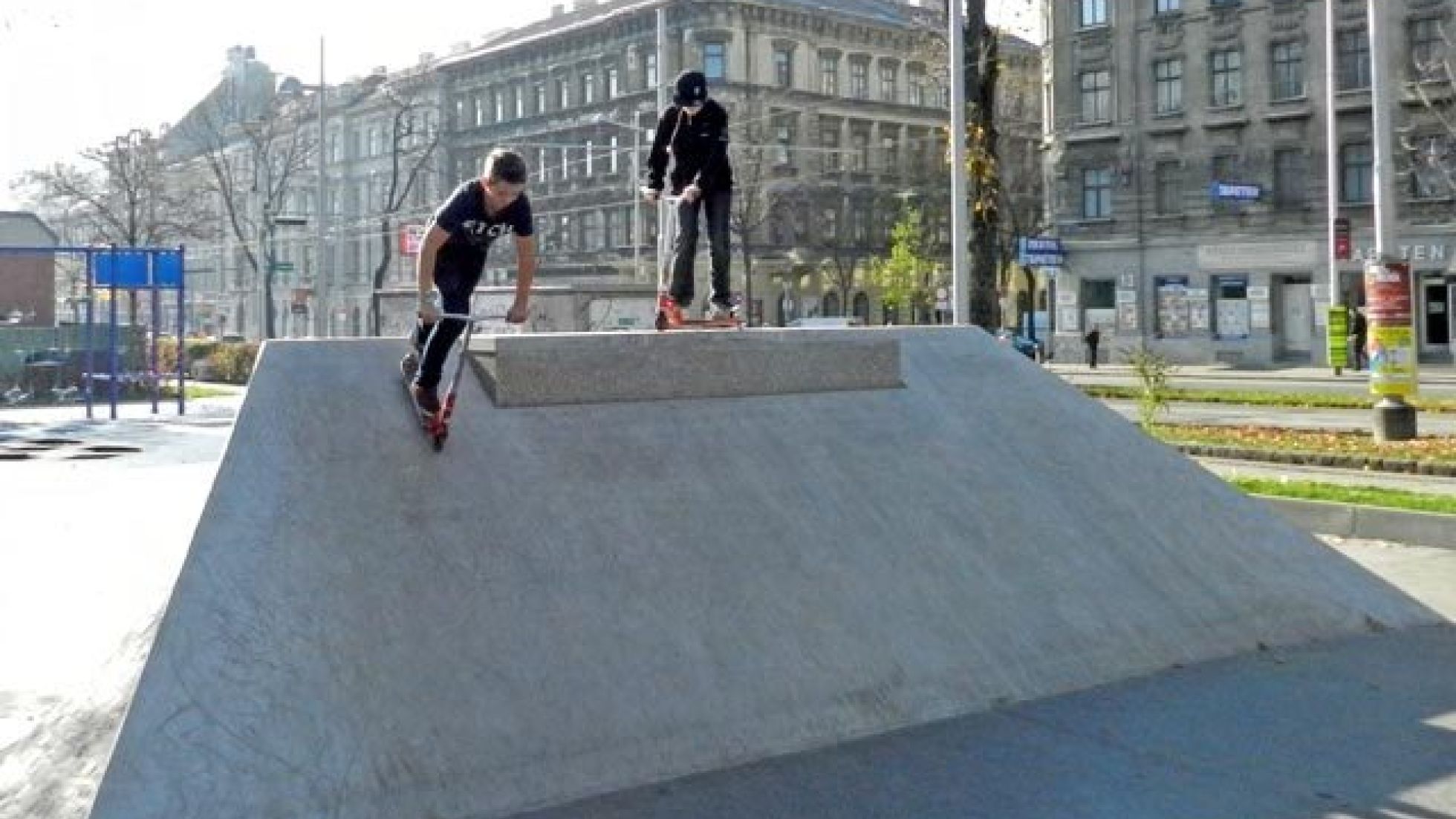 copyright: wh-d/Gregor Tischberger Betonelement zum Skaten in Form einer abgesägten Pyramide, darauf zwei Skater