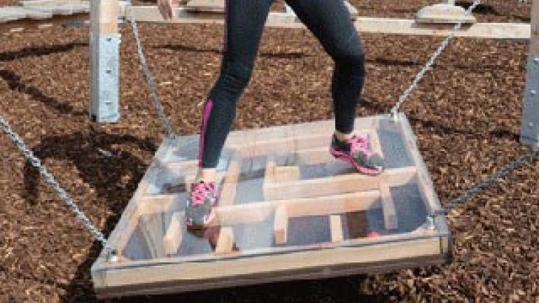 copyright: Motorikdreams 2 Beine stehen auf einer Balancier-Platte