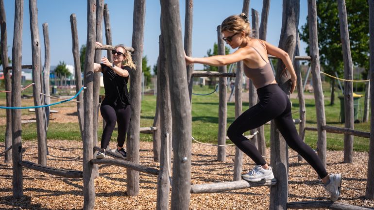 copyright: David Bohmann Ein Mann balanciert durch einen Stangenwald