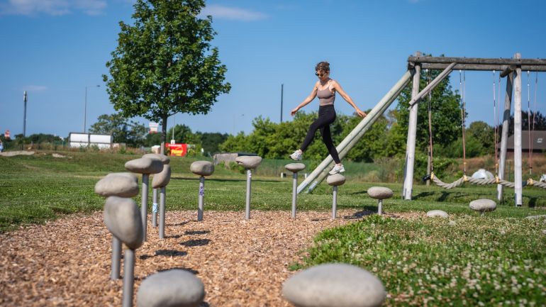 copyright: David Bohmann Eine Person geht über einen Balancier-Parcours