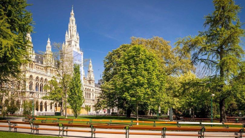 copyright: Wiener Stadtgärten/Houdek Wiener Rathaus, davor der Rathauspark