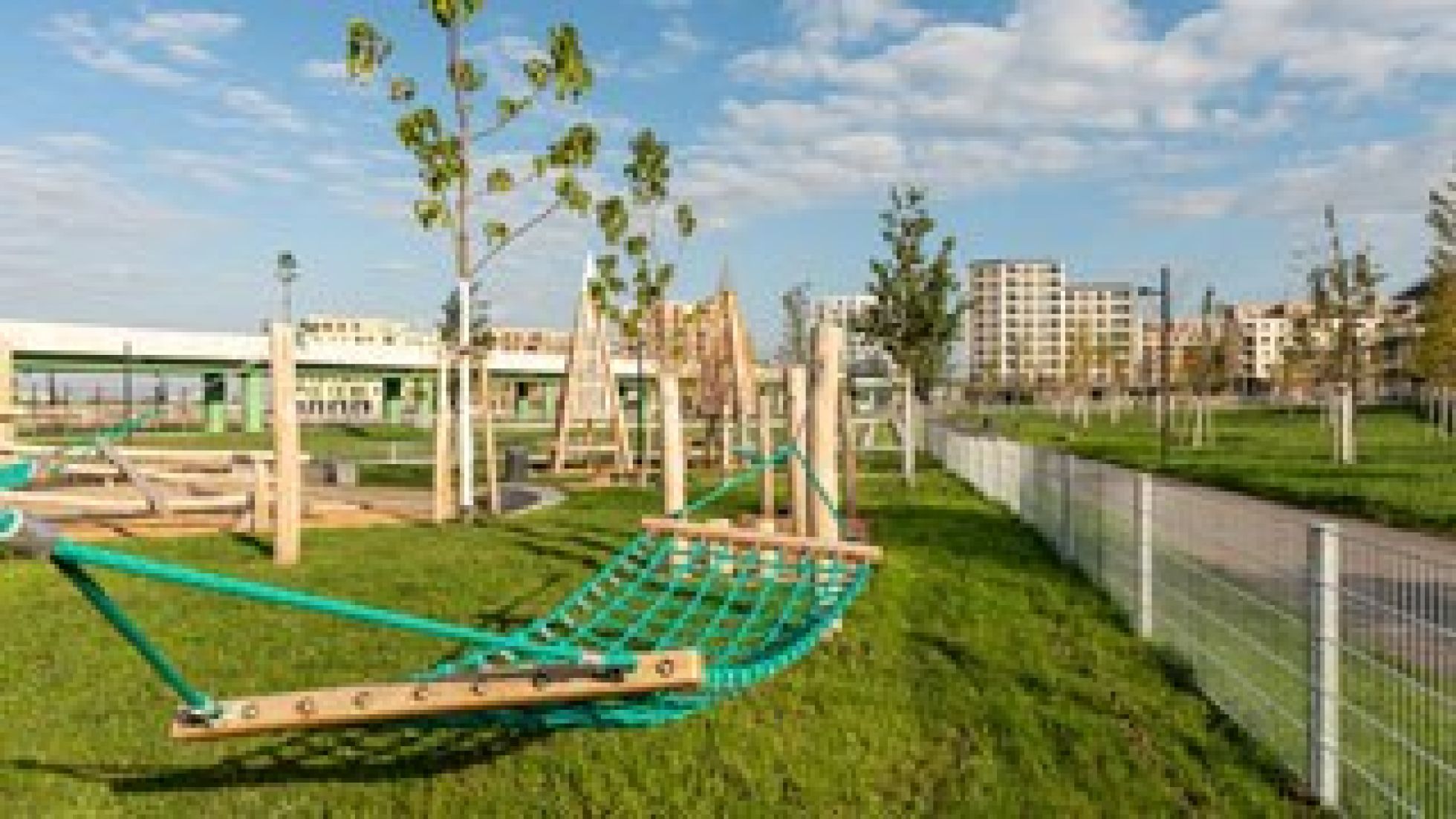 copyright: Wiener Stadtgärten/Jandl Hängematte in einem Park, dahinter Wohnbauten