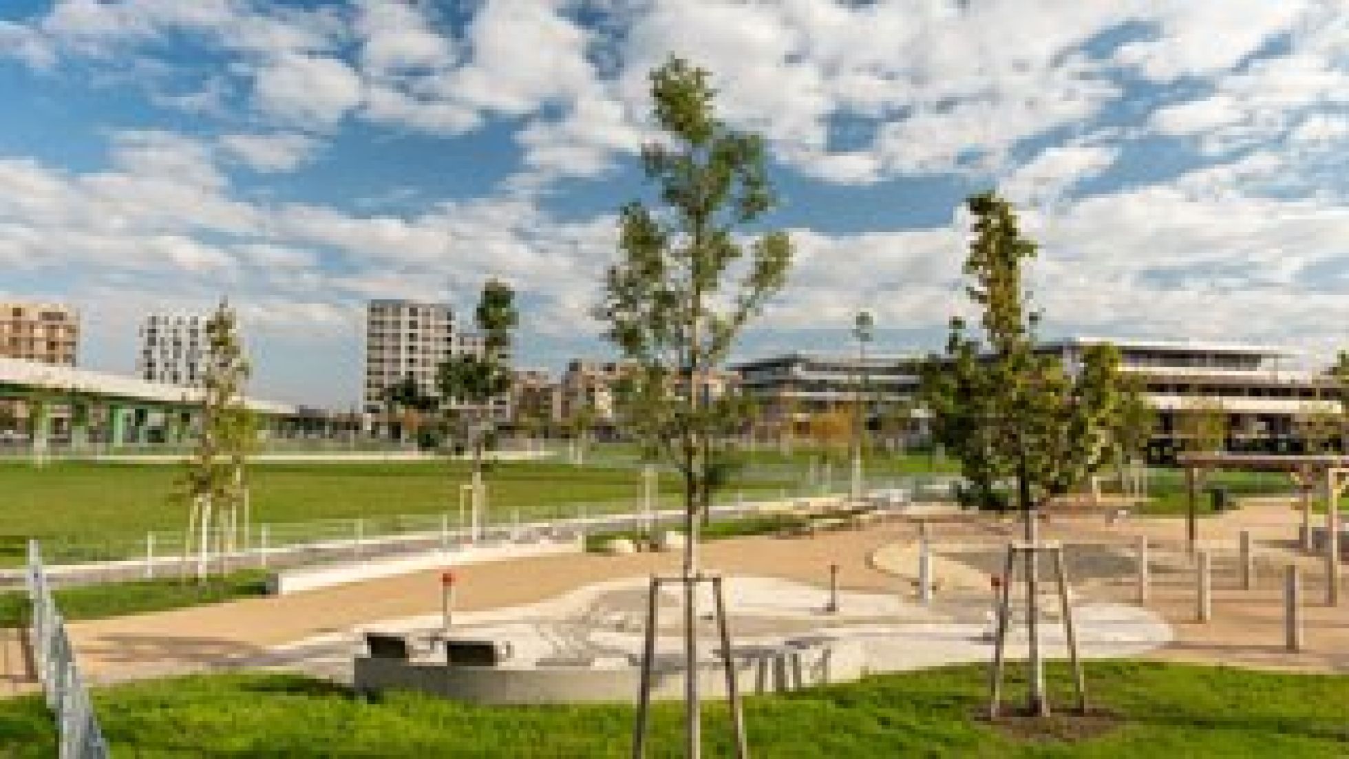 copyright: Wiener Stadtgärten/Jandl Spielbereich in einem Park, dahinter Wohnbauten