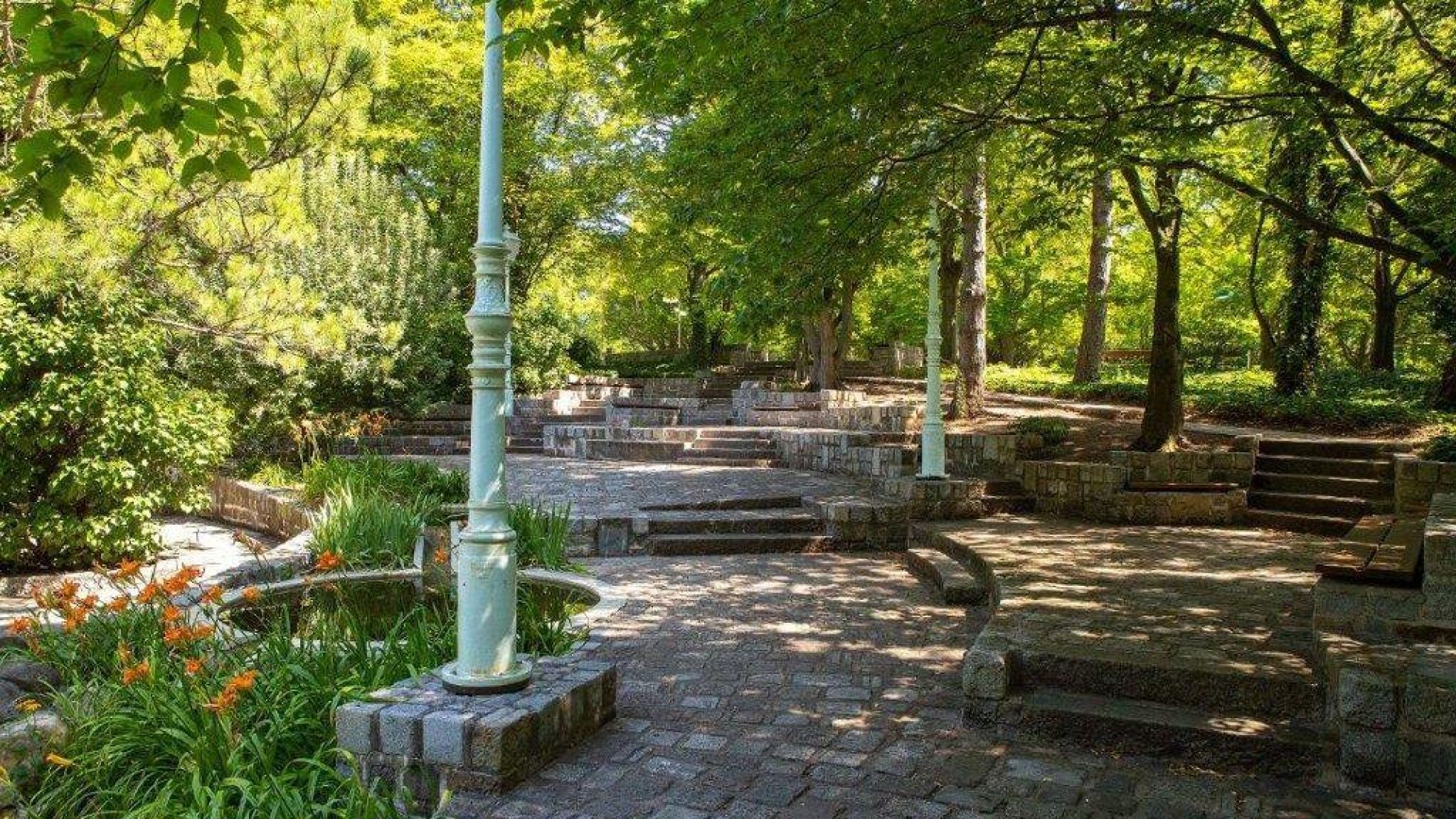 copyright: Wiener Stadtgärten/Houdek Schattiger Bereich in einem Park mit Laternen