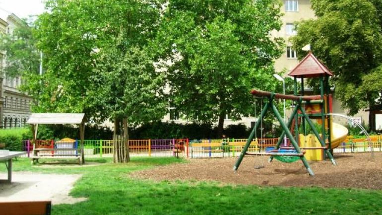 copyright: MA 42 Rutsche und Schaukel am Spielplatz