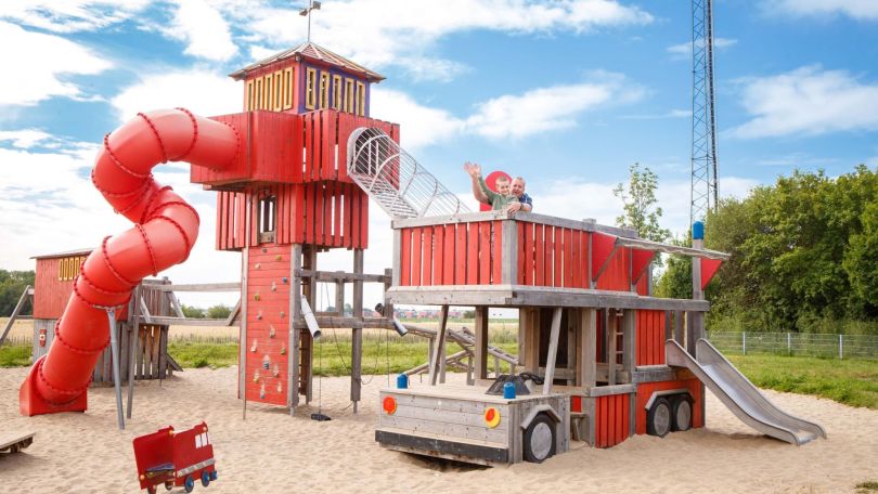 copyright: Stadt Wien/Houdek Feuerwehrspielgeräte auf einem Spielplatz - Turm, Rutsche, Fahrzeug