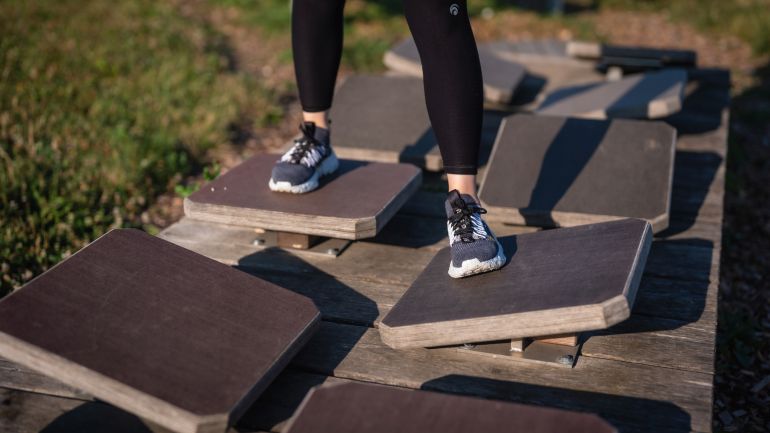 copyright: David Bohmann 2 Beine, die in fußspurenförmige Löcher einer Platte steigen