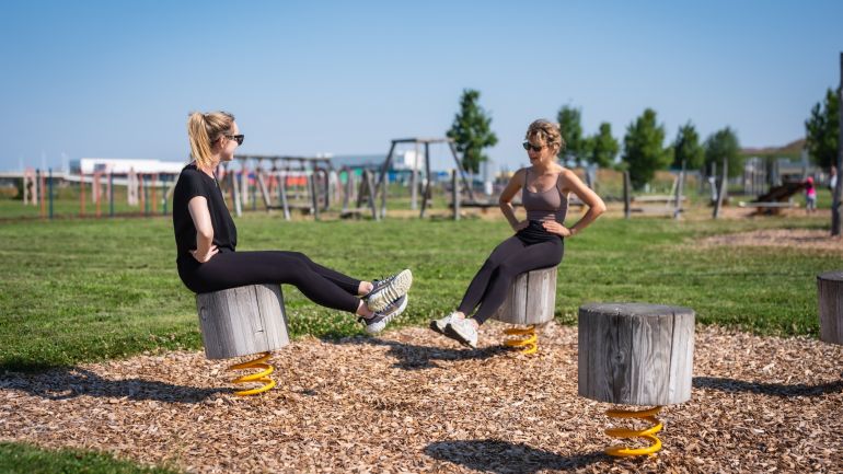 copyright: David Bohmann Ein Mann balanciert im Sitzen auf einem sich bewegenden Holzteil