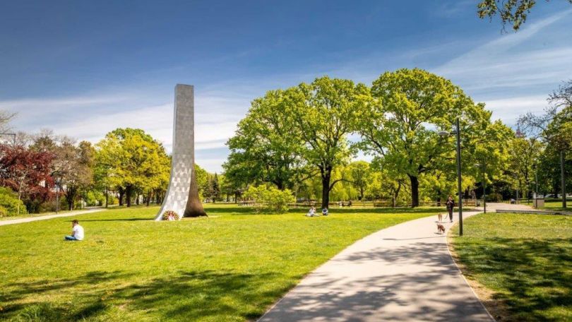 copyright: Wiener Stadtgärten/Houdek Park mit einer Metallsäule