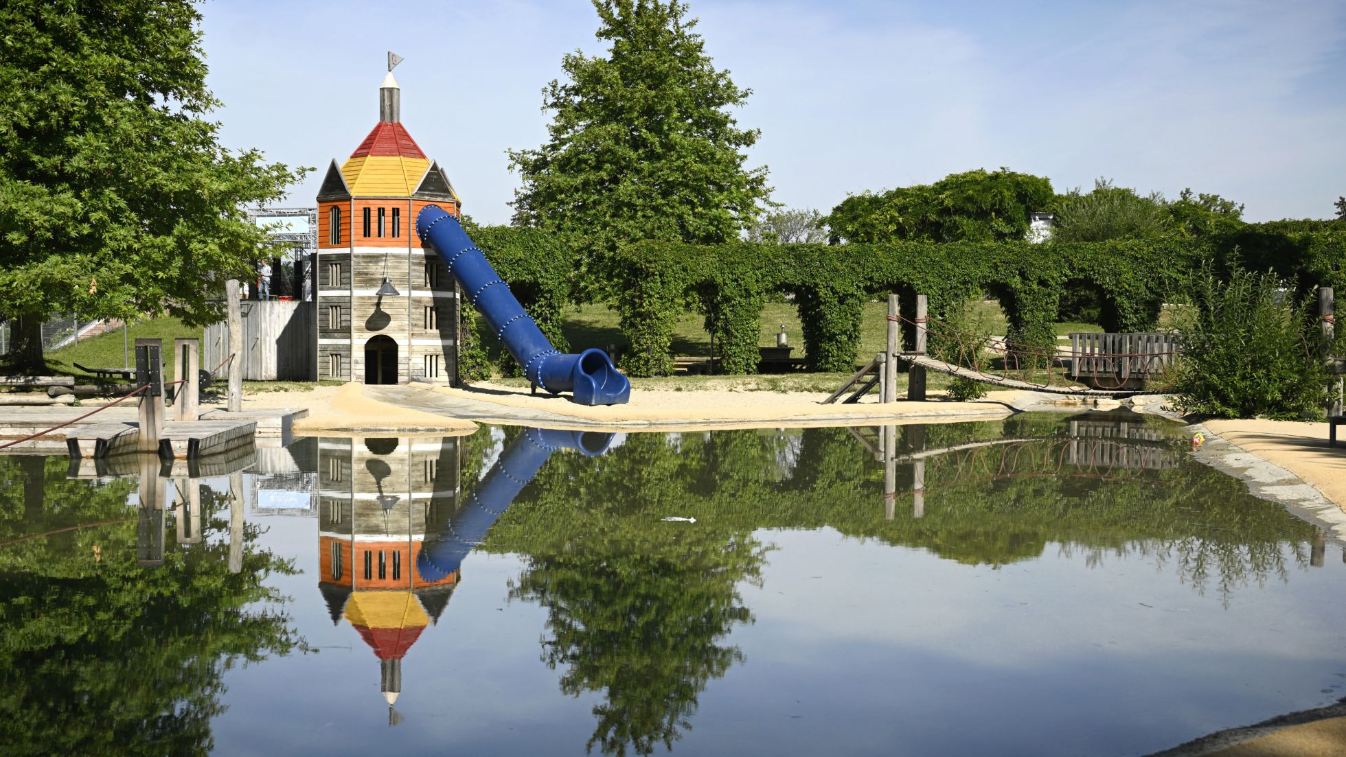 copyright: MA 31/Zinner Kleiner See, dahinter Spielturm mit Rutsche