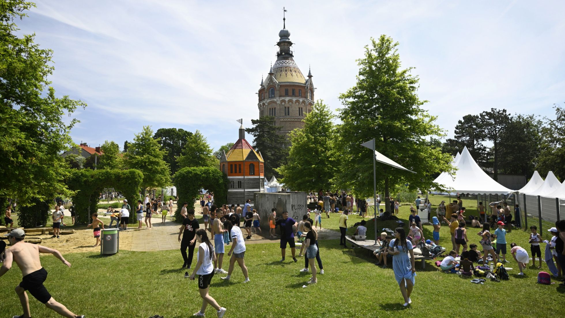 copyright: MA 31/Zinner Grüne Wiese mit Menschen, im Hintergrund Wasserturm