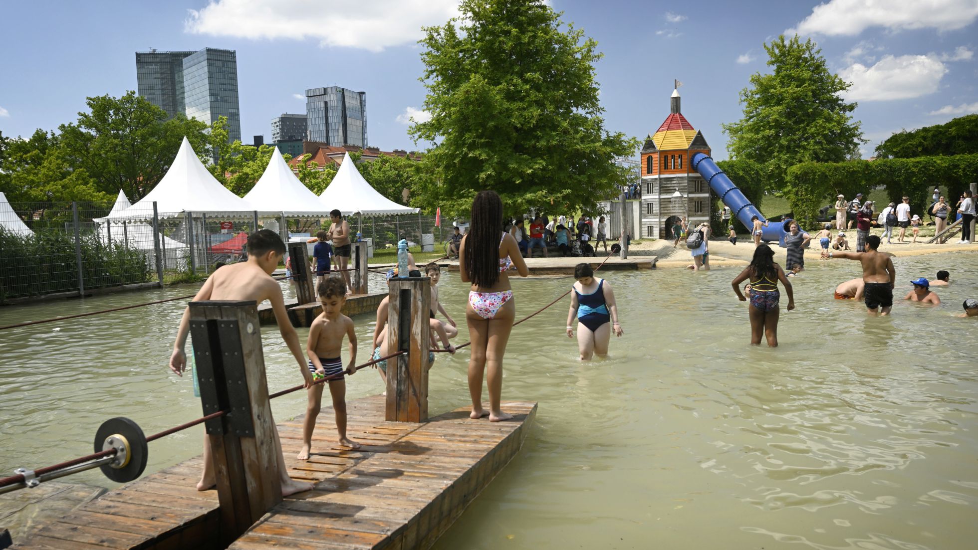 copyright: MA 31/Zinner Kinder auf Floßen und im seichten Wasser stehend
