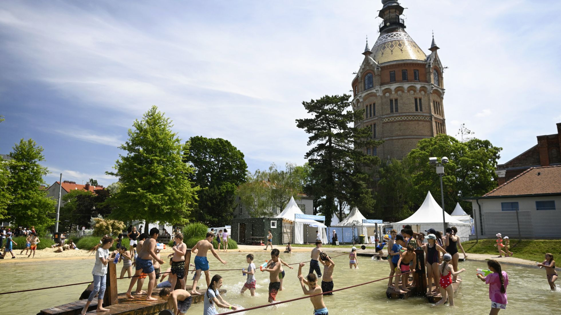 copyright: MA 31/Zinner Kinder fahren mit einem Floß über einen kleinen See