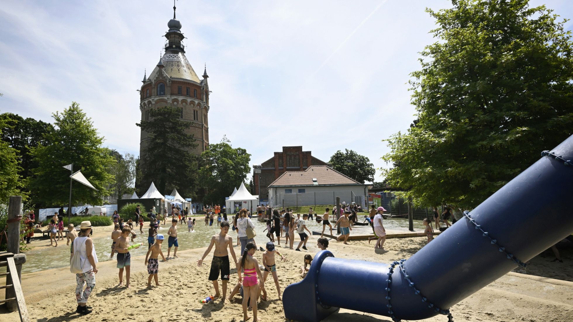 copyright: MA 31/Zinner Sandspielplatz mit Rutsche, im Hintergrund Wasserturm
