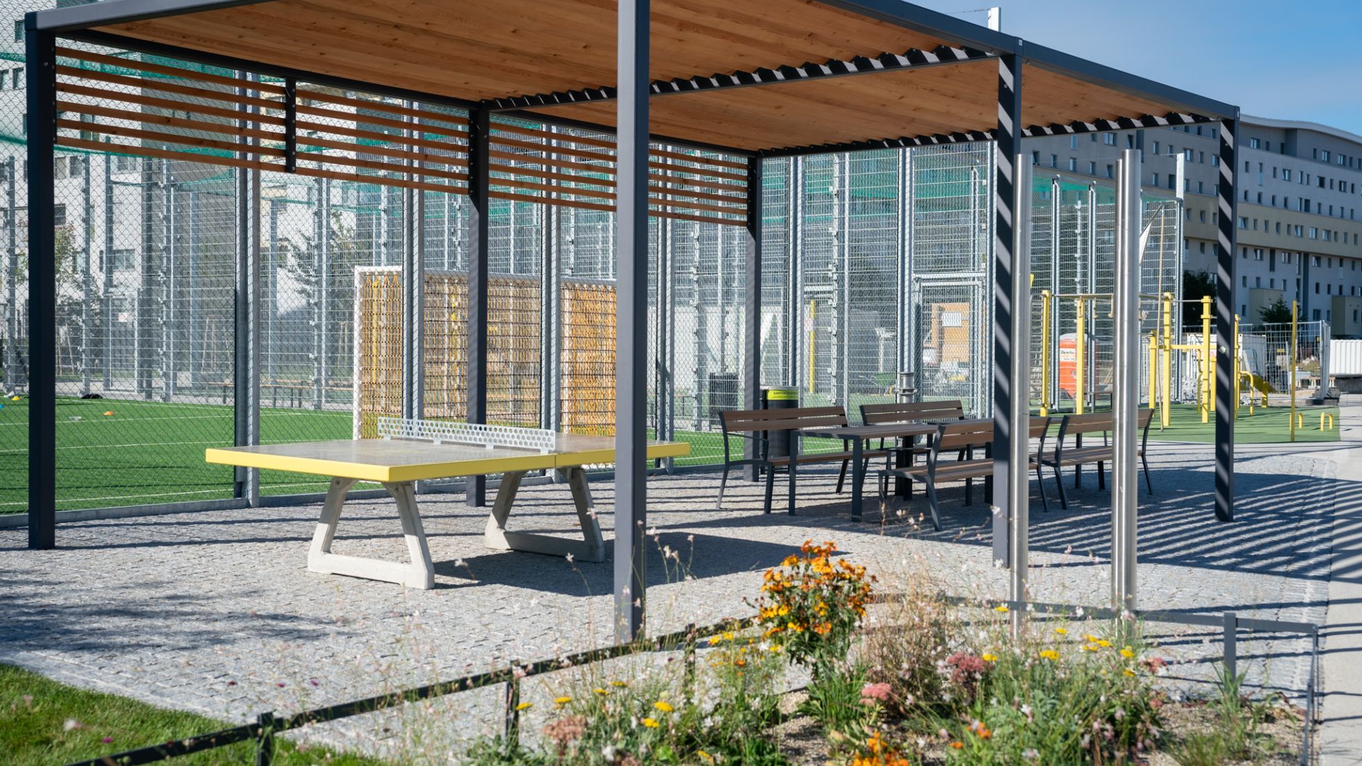 copyright: PID/Bohmann Tischtennistische und Sitzbänke unter einer Pergola