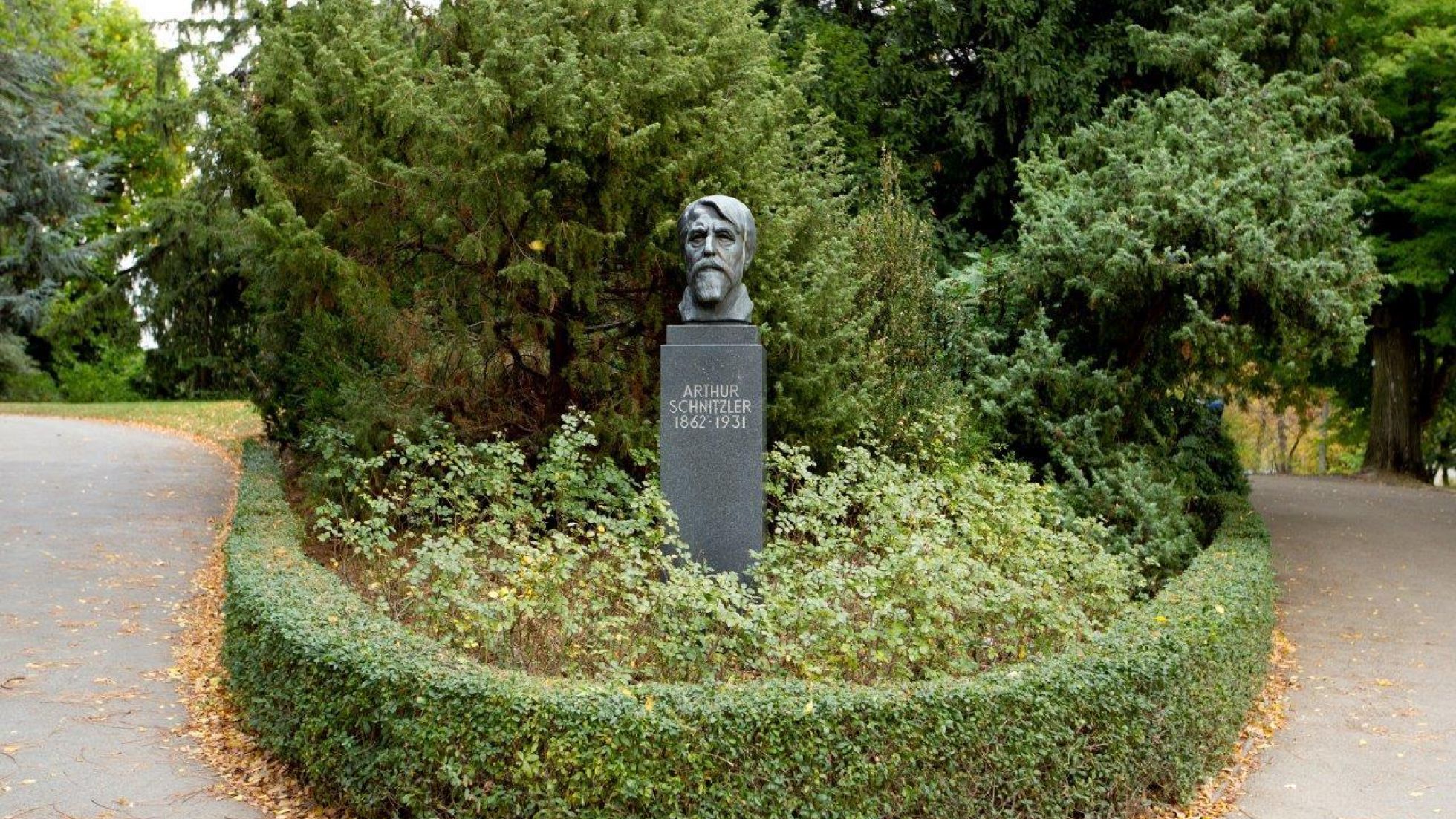 copyright: Wiener Stadtgärten/Felicitas Matern Büste in einem Park umringt von Pflanzen