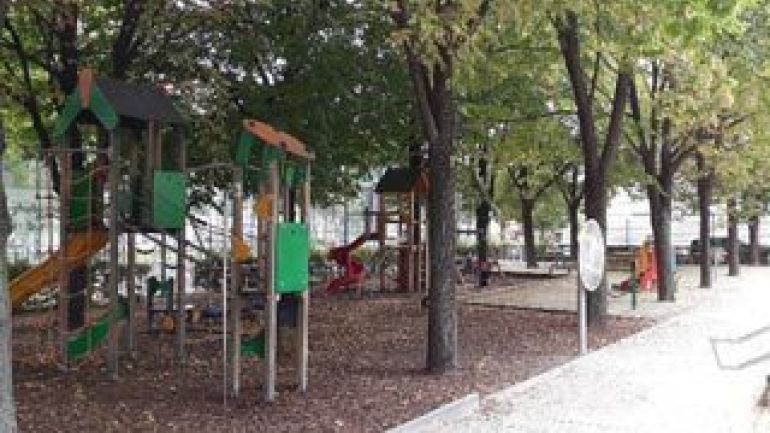 copyright: Wiener Stadtgärten Spielplatzgeräte in einem Park unter Bäumen