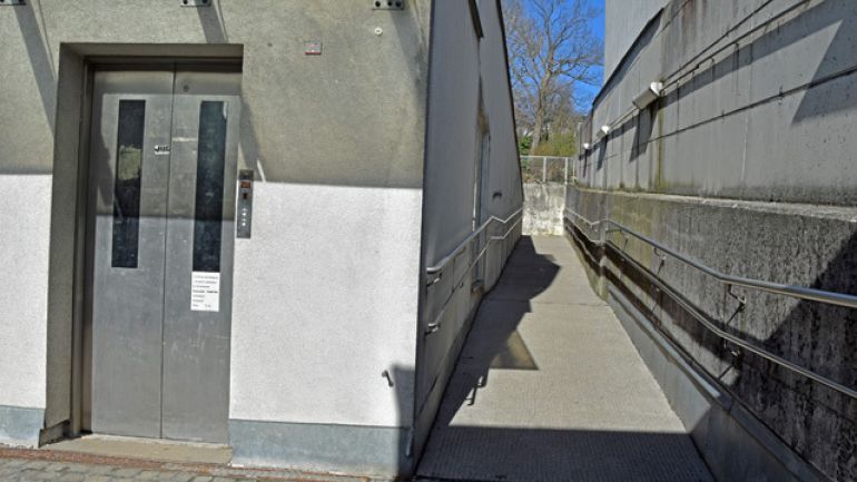 copyright: MA 44 - Bäder Rampe zum Aufzug im Außenbereich