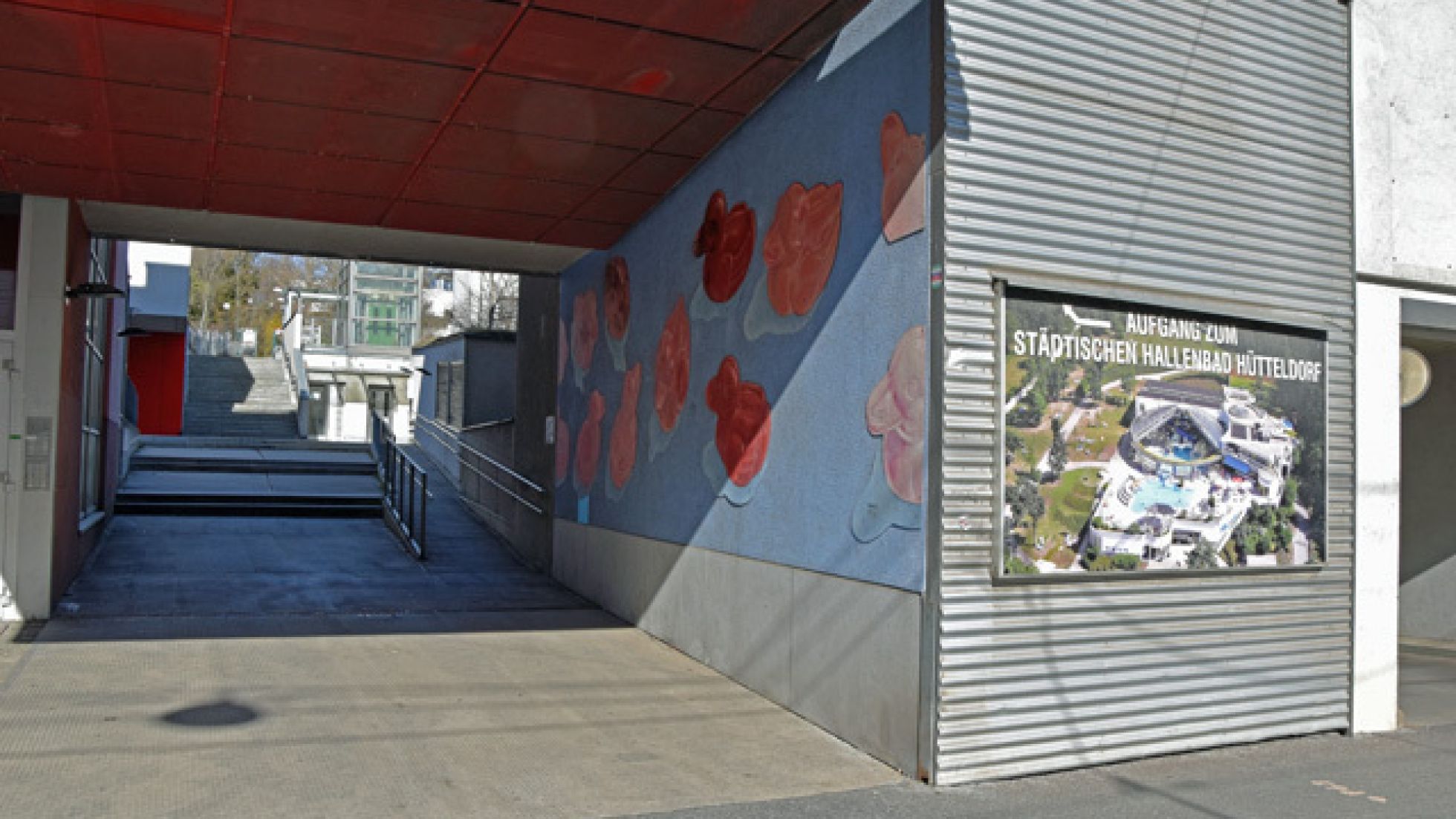 copyright: Stadt Wien - Bäder Durchgang von der Linzer Straße in Richtung Hütteldorfer Bad mit Stiege und Rampe