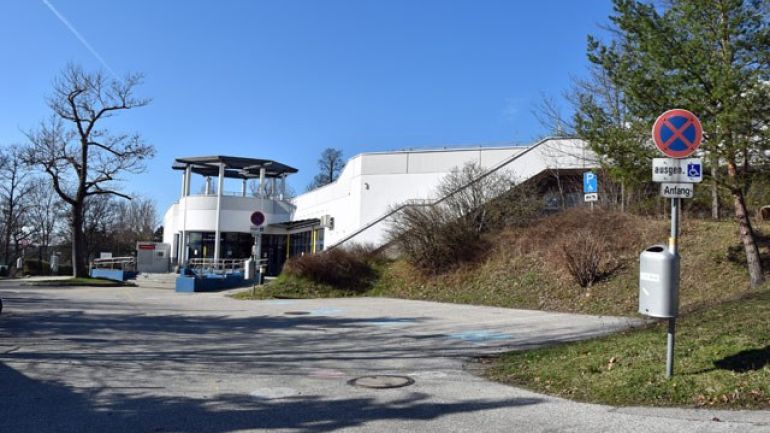 copyright: Stadt Wien - Bäder 4 Behinderten-Parkplätze vor dem Hütteldorfer Bad