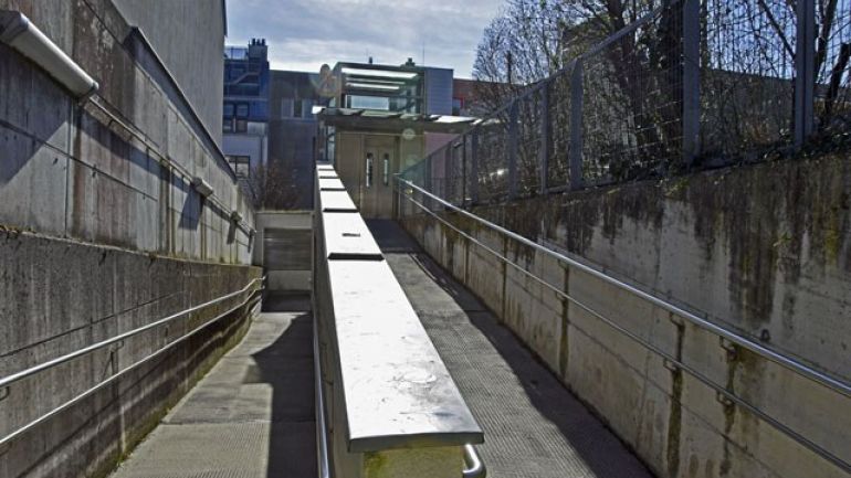 copyright: Stadt Wien - Bäder Eine Rampe führt zum Aufzug im Außenbereich